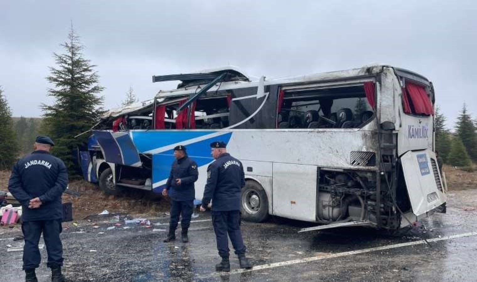 Eskişehir’de feci kaza… Yolcu otobüsü devrildi: 1 ölü, 30 yaralı